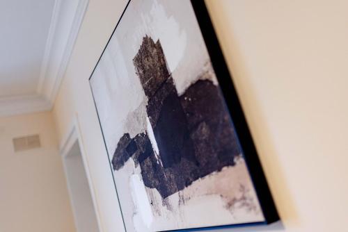una foto colgada en una pared en una habitación en Cartside House, en Johnstone