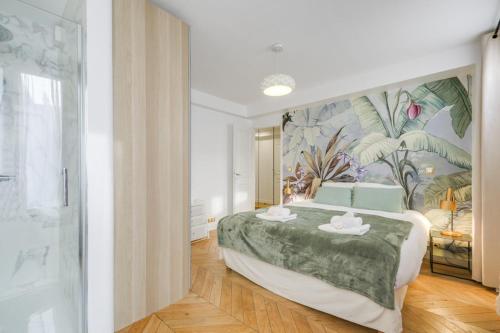1 dormitorio con 1 cama grande y una pintura en la pared en 264 Suite Latino - Superb apartment in Paris, en París