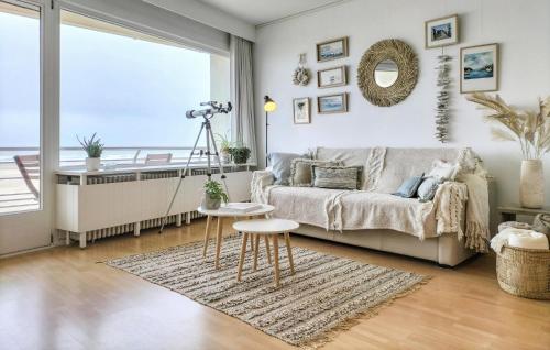 ein Wohnzimmer mit einem Sofa und einem Tisch in der Unterkunft Beach Front Apartment In Oostende With House Sea View in Ostende