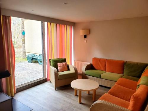 sala de estar con sofá y silla en Cottage 6p-les hauts de bruyères-765, en Chaumont-sur-Tharonne