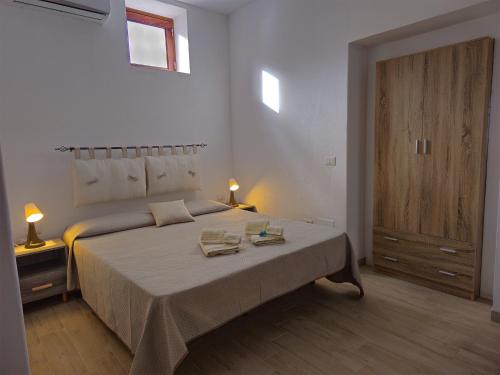 A bed or beds in a room at LAPALMAS Apartments - in centro a Malfa