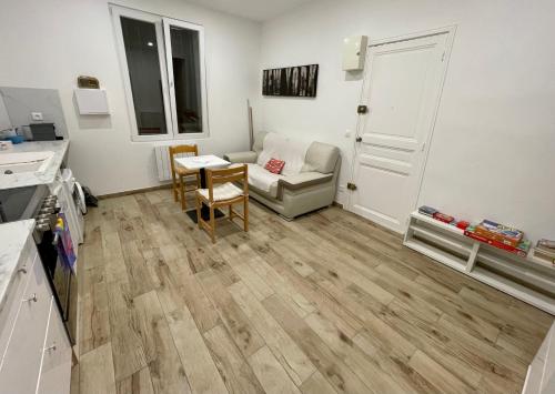 un salon avec un canapé et une table dans l'établissement Chez Sophie, à Toulon