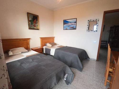 pokój z 2 łóżkami w pokoju w obiekcie Twin Room at Villa Lila w Puerto de la Cruz