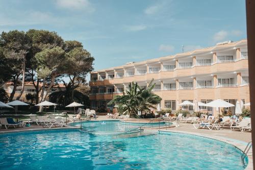 a large swimming pool in front of a hotel at Hotel Xaloc Playa in Punta Prima