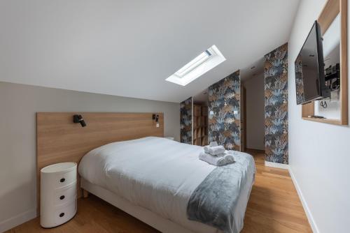 - une chambre avec un grand lit et une télévision dans l'établissement Alamanda - Appartement 6ème arrondissement de Lyon, à Lyon