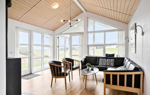 un soggiorno con divano e sedie di Holiday Home Vinkelbæk Nordborg Denm a Nordborg
