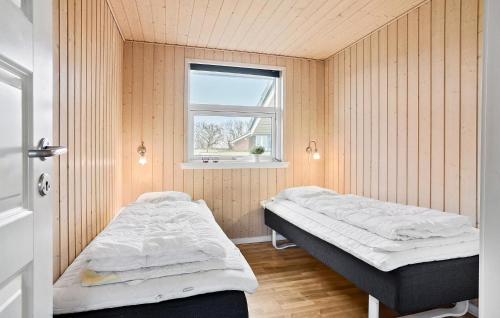 ノーポにあるNice Home In Nordborg With 3 Bedrooms, Sauna And Wifiの窓付きの部屋 ベッド2台