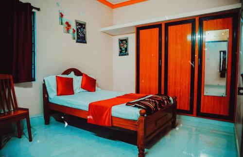 een slaapkamer met een bed met rode kussens bij Garuda Grand in Tirupati