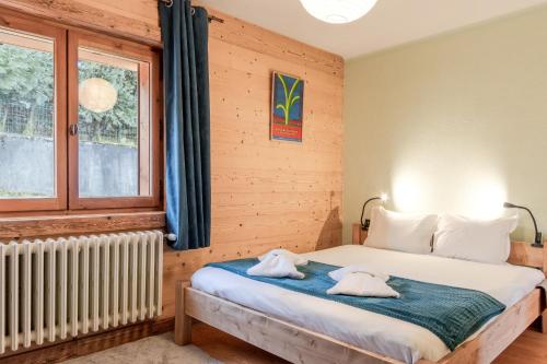 a bedroom with a bed with towels on it at Chalet ZigueZague - Calme - Proche Thermes in Saint-Gervais-les-Bains