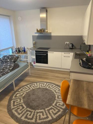 Il comprend une cuisine avec un lit et une table. dans l'établissement Schönes Apartment Nähe HBF, à Brême