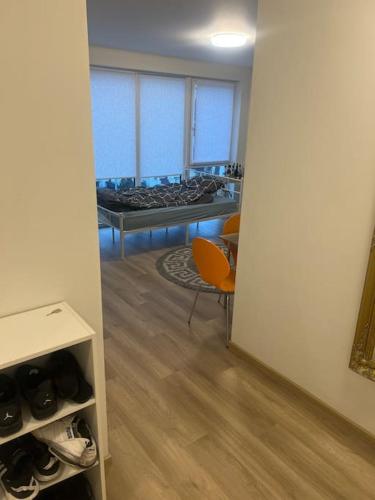 Cette chambre comprend deux lits, une table et des chaises. dans l'établissement Schönes Apartment Nähe HBF, à Brême