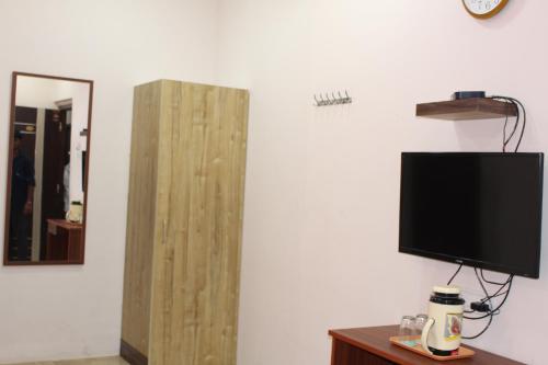 En tv och/eller ett underhållningssystem på CHENNAI PALACE