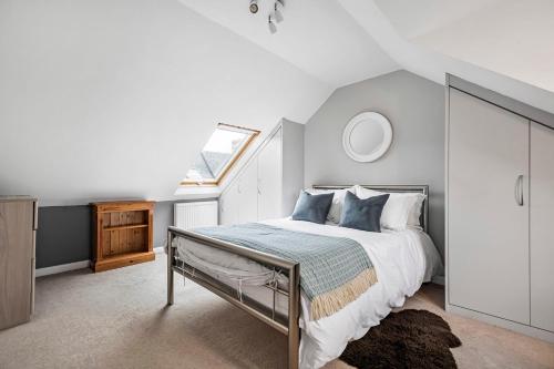 a bedroom with a large bed and a window at Charming 3 Bedroom Townhouse in Henley-On-Thames in Henley on Thames