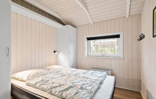 Hejlsにある3 Bedroom Beautiful Home In Hejlsの窓付きの部屋にベッド付きのベッドルーム1室があります。