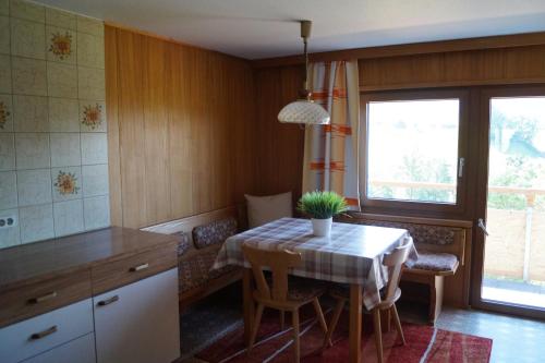 una cocina con una mesa con una maceta. en Ferienhaus Lila en Hittisau