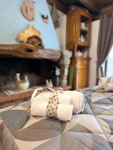 - une chambre avec 2 lits et des serviettes sur le lit dans l'établissement B&B La Baita "monolocale ad uso esclusivo", à Fonni