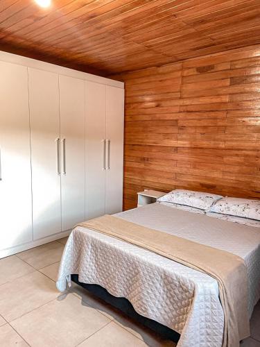 um quarto com uma cama e armários brancos em Vale dos Imigrantes em Bento Gonçalves