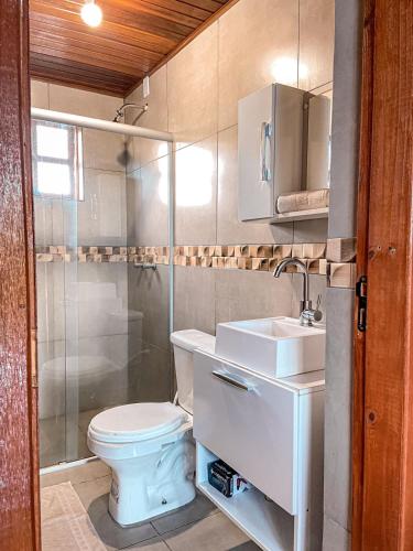 a bathroom with a toilet and a sink and a shower at Vale dos Imigrantes in Bento Gonçalves