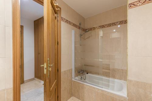 Phòng tắm tại BNBHolder Loving Gran Via Apartment I