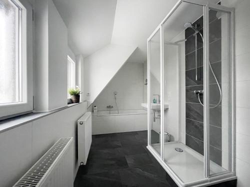 ニュルンベルクにあるClaudias Apartment - 20 Minuten bis Messe Nürnbergのバスルーム(ガラス張りのシャワー、シンク付)