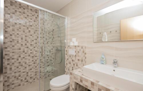 een badkamer met een douche, een toilet en een wastafel bij Nice Apartment In Rogotin With Kitchen in Rogotin