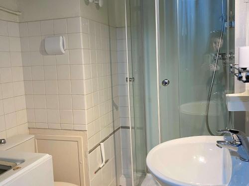 La salle de bains est pourvue d'une douche, de toilettes et d'un lavabo. dans l'établissement Studio Balaruc-les-Bains, 1 pièce, 2 personnes - FR-1-553-99, à Balaruc-les-Bains