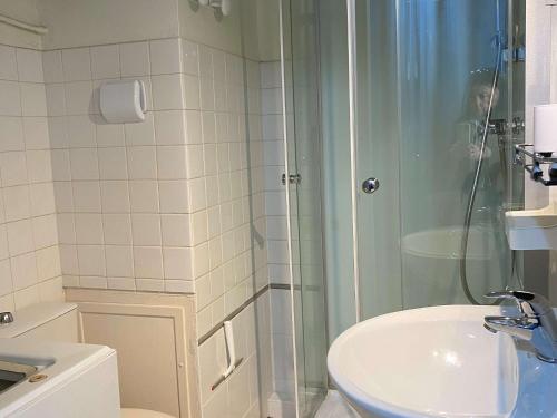 une salle de bain avec une douche, des toilettes et un lavabo dans l'établissement Studio cosy avec balcon, climatisation, proche thermes - Balaruc-les-Bains - FR-1-553-99, à Balaruc-les-Bains