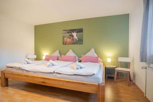 - une chambre dotée d'un lit avec une photo de cerf sur le mur dans l'établissement Ferienhof Gröne, à Eutin