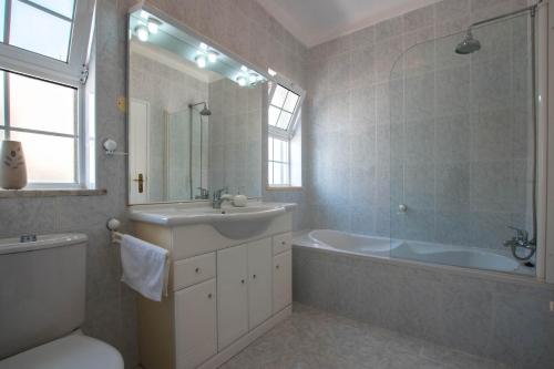 a bathroom with a tub and a sink and a bath tub at Casa Novo Horizonte by Portucasa in Altura
