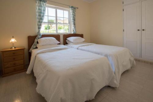 two beds in a bedroom with a window at Casa Novo Horizonte by Portucasa in Altura