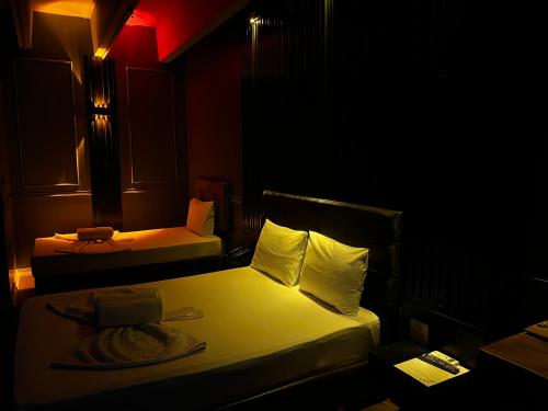 um quarto com duas camas num quarto escuro em Lider HOTEL em Istambul