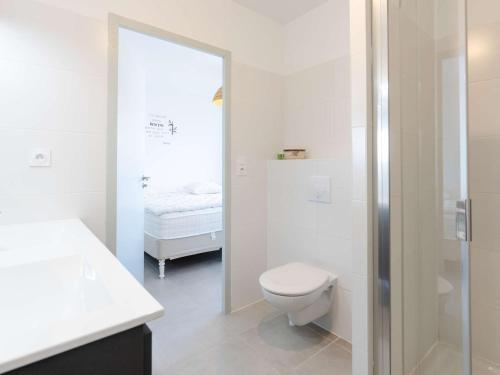 une salle de bain blanche avec toilettes et douche dans l'établissement Appartement lumineux et climatisé avec WIFI et parking à Narbonne-Plage - FR-1-409-202, à Narbonne