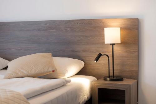 シフィノウイシチェにあるMariSolのベッドルーム1室(テーブルの上にランプ付きのベッド1台付)