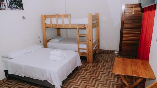 Cette chambre comprend 2 lits superposés et une table. dans l'établissement Residencial Marina House, à Tarapoto
