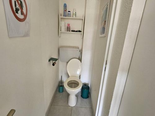 a small bathroom with a toilet in a room at Villa Les Issambres, 3 pièces, 6 personnes - FR-1-768-21 in Les Issambres