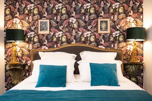 - une chambre avec un lit et un papier peint floral dans l'établissement Le "Boudoir" Appartement de Charme climatisé en Plein Centre, à Bourges