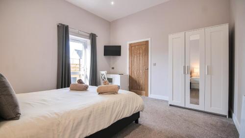 En eller flere senge i et værelse på Hoxne Cottages