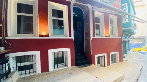 伊斯坦堡的住宿－The House Company，红色和白色的房子,设有两扇窗户