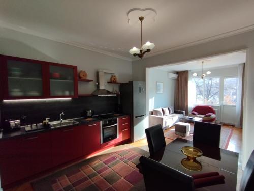 Top Center Apartment 7