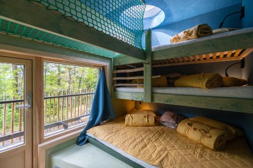 Etagenbett in einem Zimmer mit Balkon in der Unterkunft Juliusskogen 