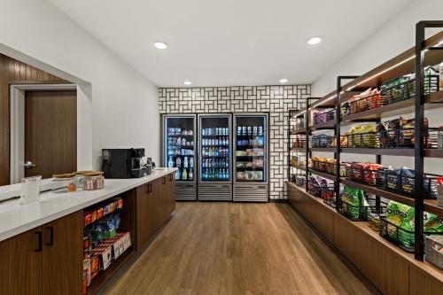 un pasillo de una tienda de comestibles con estanterías de comida en Everhome Suites Atlanta Newnan en Newnan