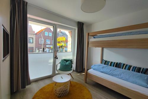 エッカーンフェルデにあるSTRANDMUSCHEL - 73512のベッドルーム(二段ベッド1組、窓付)