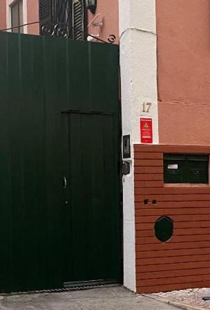 a green door to a building with a green wall at Quinta da Vitoria in Sacavém