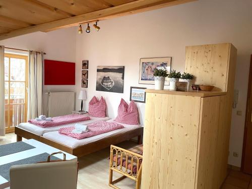 a room with two beds with pink pillows at Appartement Aldea in Bad Aibling