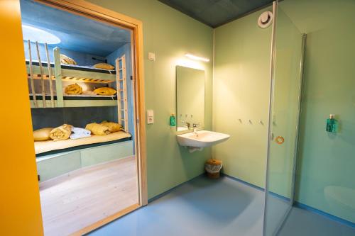 ein Bad mit einem Waschbecken und einem Etagenbett in der Unterkunft Juliusskogen 