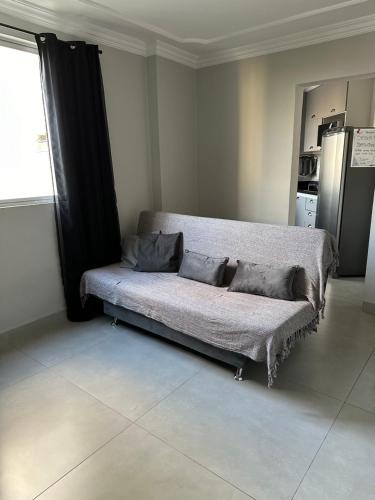 Un pat sau paturi într-o cameră la Apartamento novo ao lado do Rio Centro!