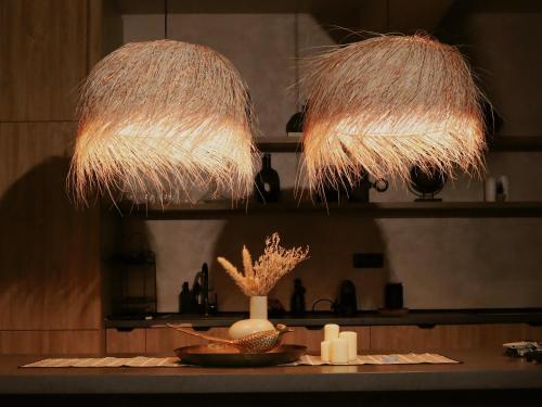 due lampade con erba e una ciotola su un tavolo di Norma Bran a Bran