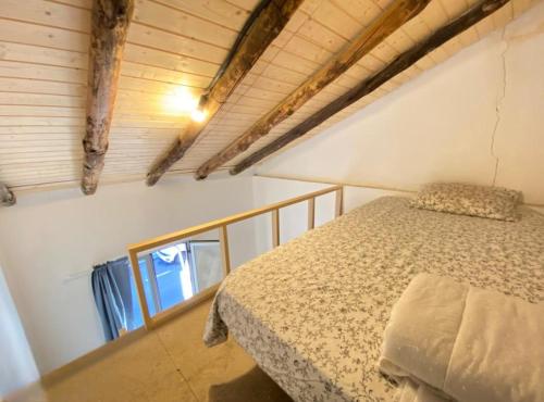 1 dormitorio con 1 cama en una habitación en Cardeñosa habitaciones, en Madrid