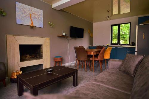 sala de estar con sofá y mesa en BORJOMI CHALET WEEKEND en Tsemi