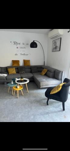 Posezení v ubytování Havre de paix avec jardin et terrasse